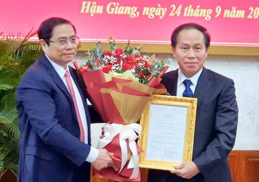 Đồng chí Phạm Minh Chính trao quyết định của Bộ Chính trị chuẩn y đồng chí Lê Tiến Châu giữ chức Bí thư Tỉnh ủy Hậu Giang.