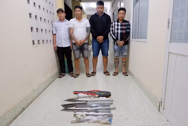 Các đối tượng cùng hung khí.