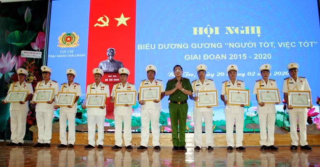 Trung tướng Hồ Thanh Đình, Cục trưởng Cục Cảnh sát Quản lý trại giam, cơ sở giáo dục bắt buộc, trường giáo dưỡng Bộ Công an trao giấy khen cho các tập thể, cá nhân có thành tích tiêu biểu xuất sắc trong phong trào thi đua "Vì an ninh Tổ quốc", giai đoạn 2015-2020.