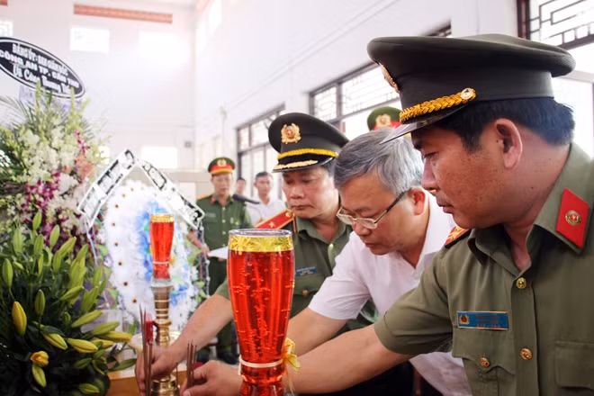 Ban Giám đốc Công an TP Cần Thơ, lãnh đạo Quận ủy, UBND quận Ninh Kiều thắp hương đồng chí Hải.