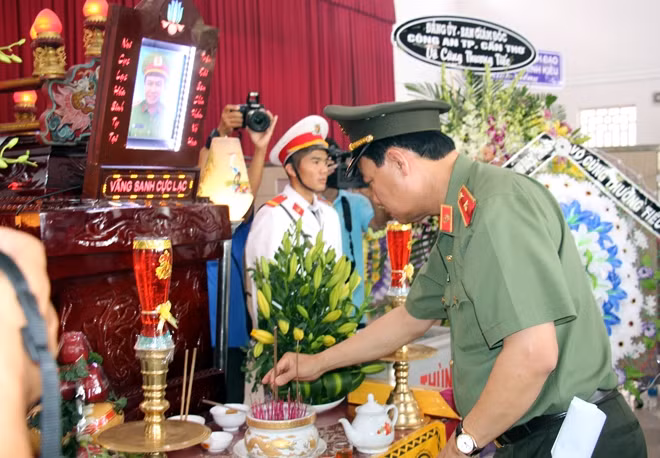 Thiếu tướng Lê Tấn Tới thắp hương cho đồng chí Nguyễn Thanh Hải.
