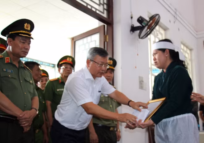 Ông Nguyễn Trung Nhân, Bí thư Quận ủy Ninh Kiều trao hỗ trợ cho gia đình đồng chí Hải.