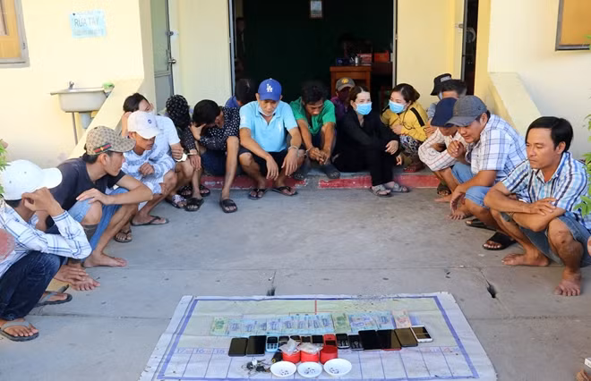 Các đối tượng và tang vật tại tụ điểm cờ bạc vừa bị Công an huyện Châu Thành (tỉnh An Giang) triệt phá.