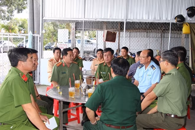 Các thành viên trong Đoàn công tác thăm hỏi, động viên CBCS làm nhiệm vụ tại các chốt.