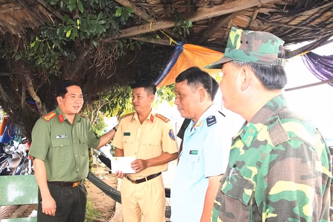Đại tá Đinh Văn Nơi thăm hỏi, tặng quà các chốt liên ngành thực hiện nhiệm vụ đấu tranh phòng, chống buôn lậu, gian lận thương mại và hàng giả trên tuyến biên giới An Giang.