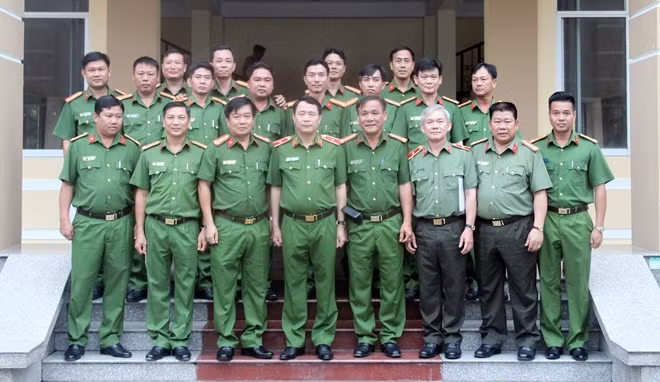 Thứ trưởng Lê Quốc Hùng cùng các đại biểu dự buổi làm việc tại Trung đoàn CSCĐ Tây Nam Bộ.