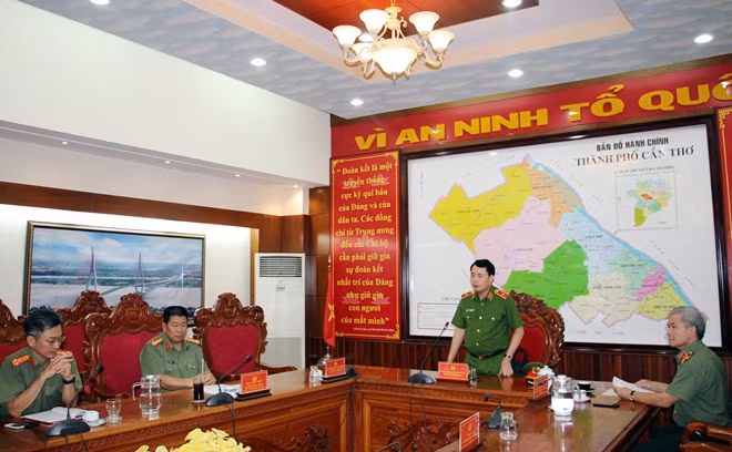 Thứ trưởng Lê Quốc Hùng phát biểu chỉ đạo tại buổi làm việc với Công an TP Cần Thơ.