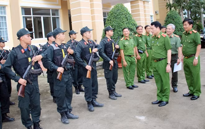 Thứ trưởng Lê Quốc Hùng thăm hỏi, động viên CBCS Trung đoàn CSCĐ Tây Nam Bộ.