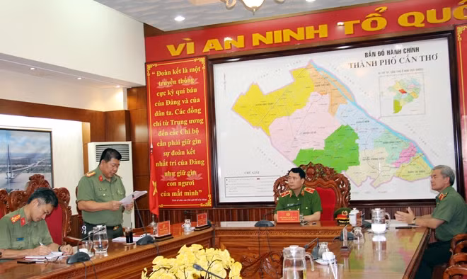 Đại tá Lương Văn Bền, Phó Giám đốc Công an TP Cần Thơ báo cáo công tác 6 tháng đầu năm, tại buổi làm việc với Thứ trưởng Lê Quốc Hùng.