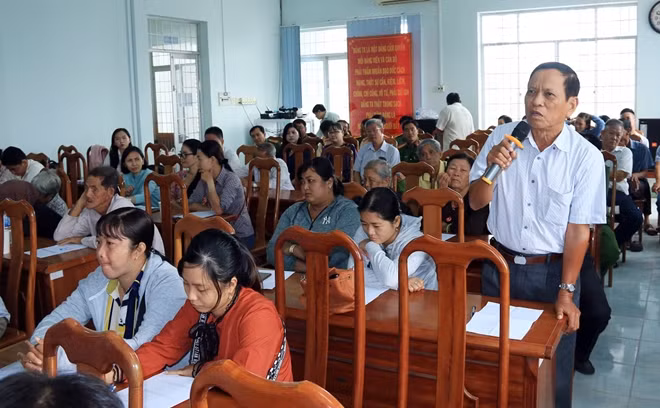 Trong không khí cởi mở, Giám đốc Công an tỉnh An Giang cùng Công an các đơn vị, địa phương đã ghi nhận nhiều ý kiến đóng góp tích cực từ người dân TP Châu Đốc và huyện Châu Phú.