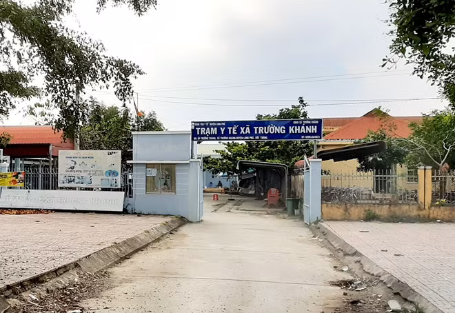 Trạm y tế xã Trường Khánh (huyện Long Phú, tỉnh Sóc Trăng), nơi làm việc ban đầu với tài xế T. và những người đi cùng.