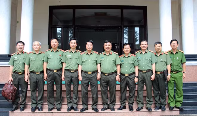 Thứ trưởng Bùi Văn Nam cùng Đoàn công tác và Ban Giám đốc Công an tỉnh Kiên Giang