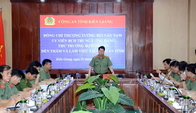 Thứ trưởng Bùi Văn Nam đánh giá cao kết quả Công an tỉnh Kiên Giang đạt được trong thời gian qua.