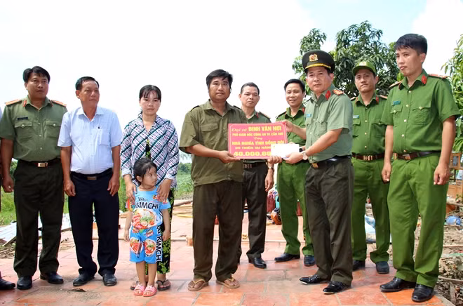 Đại tá Đinh Văn Nơi cùng Đoàn công tác trao số tiền 40 triệu đồng cho gia đình anh Nguyễn Tấn Phúc – Công an viên phụ trách ấp 5, xã Thới Hưng có nhà bị sập hoàn toàn do giông lốc.