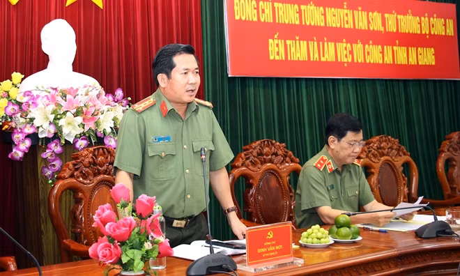 Đại tá Đinh Văn Nơi, Giám đốc Công an tỉnh An Giang phát biểu tại buổi làm việc.