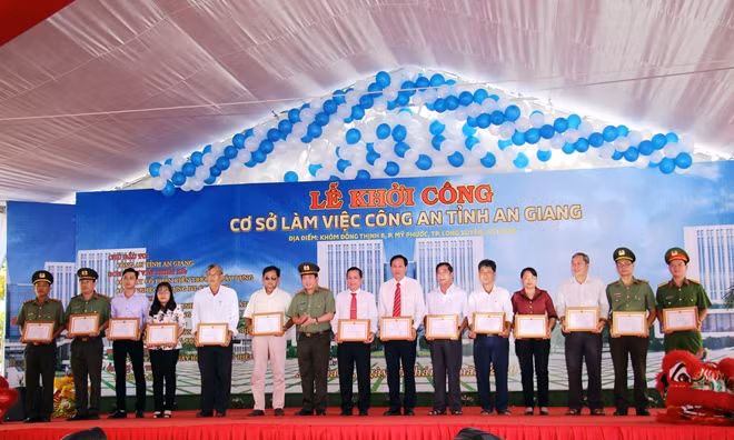 Đại tá Đinh Văn Nơi, Giám đốc Công an tỉnh An Giang tặng giấy khen cho các tập thể, cá nhân có đóng góp tích cực trong việc hoàn thiện các thủ tục, giải phóng mặt bằng... cho công trình.