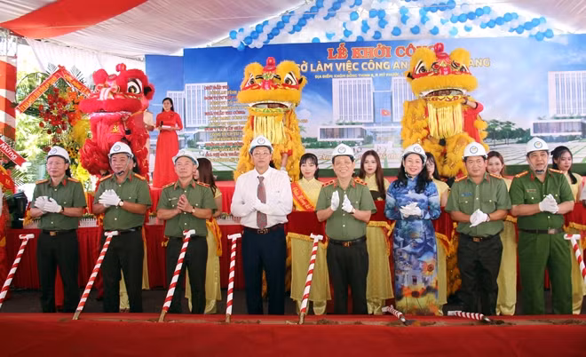 Các đại biểu thực hiện nghi thức Lễ khởi công xây dựng Trụ sở làm việc Công an tỉnh An Giang.