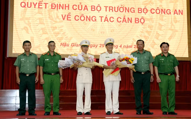 Các đồng chí Ban Giám đốc Công an tỉnh Hậu Giang tặng hoa chúc mừng Đại tá Phan Hoàng Lắm và Thượng tá Huỳnh Việt Hòa.