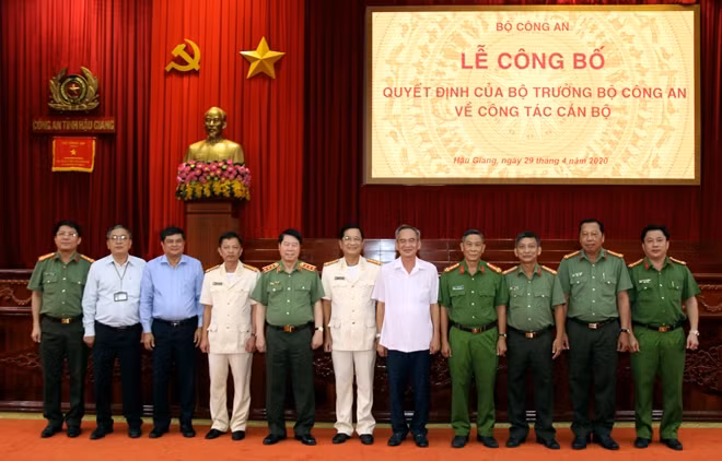 Thứ trưởng Bùi Văn Nam, đồng chí Lữ Văn Hùng - Bí thư Tỉnh ủy Hậu Giang cùng các đại biểu