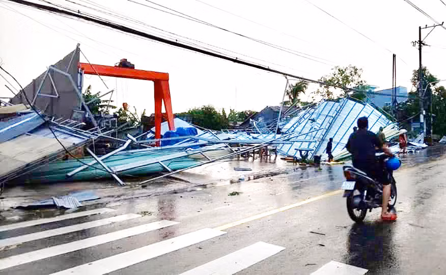 Mưa giông, lốc xoáy gây thiệt hại 180 căn nhà