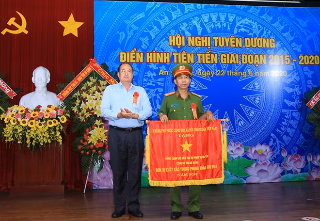 Thừa ủy quyền Thủ tướng Chính phủ, đồng chí Nguyễn Thanh Bình, Phó Bí thư Tỉnh ủy, Chủ tịch UBND tỉnh An Giang đã trao Cờ thi đua của Chính phủ cho Phòng Cảnh sát điều tra tội phạm về ma túy Công an tỉnh An Giang về thành tích xuất sắc dẫn đầu phong trào thi đua “Vì An ninh Tổ quốc năm 2019”.