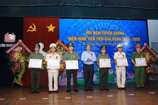 Đồng chí Nguyễn Thanh Bình, Phó Bí thư Tỉnh ủy, Chủ tịch UBND tỉnh An Giang tặng Bằng khen của UBND tỉnh cho 3 tập thể, 4 cá nhân có thành tích xuất sắc trong thực hiện Chỉ thị số 05 của Bộ Chính trị về “Học tập và làm theo tư tưởng, đạo đức, phong cách Hồ Chí Minh”.