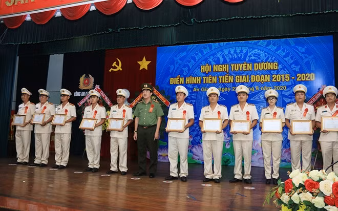 Đại tá Lâm Minh Hồng, Phó Giám đốc Công an tỉnh An Giang vinh danh các tập thể, cá nhân tiêu biểu, điển hình tiên tiến.