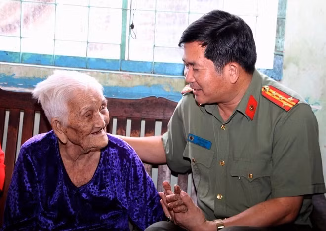 Đại tá Đinh Văn Nơi ân cần thăm hỏi Mẹ Nguyễn Thị Hường.