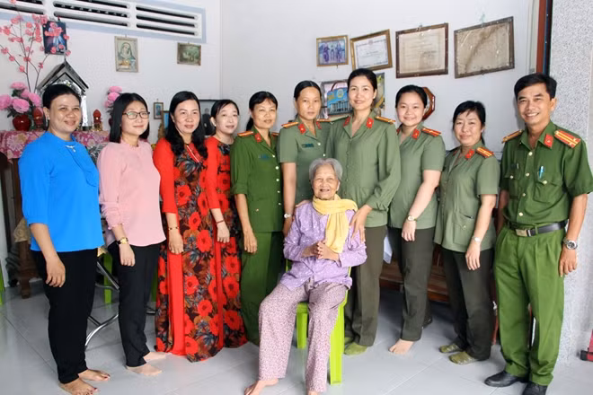Đoàn công tác Công an tỉnh An Giang thăm, tặng quà các Mẹ Việt Nam Anh hùng, các gia đình chính sách trên địa bàn huyện Châu Thành.