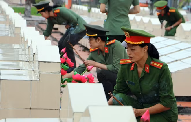 CBCS Công an An Giang thắp hương tri ân các Anh hùng, Liệt sĩ tại Nghĩa trang Liệt sĩ tỉnh An Giang.