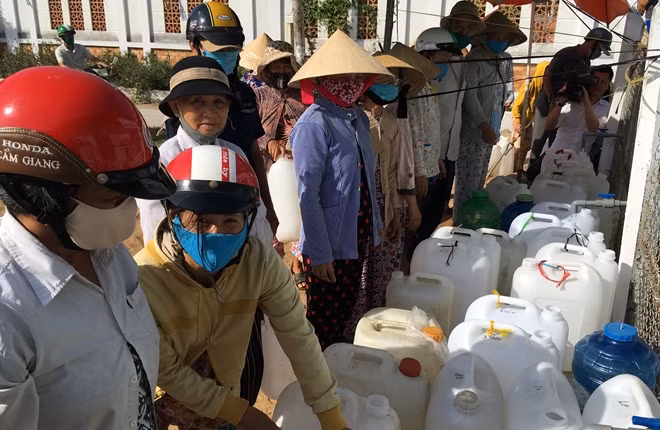 Bà con vui mừng đến nhận nước ngọt từ hệ thống máy lọc RO.