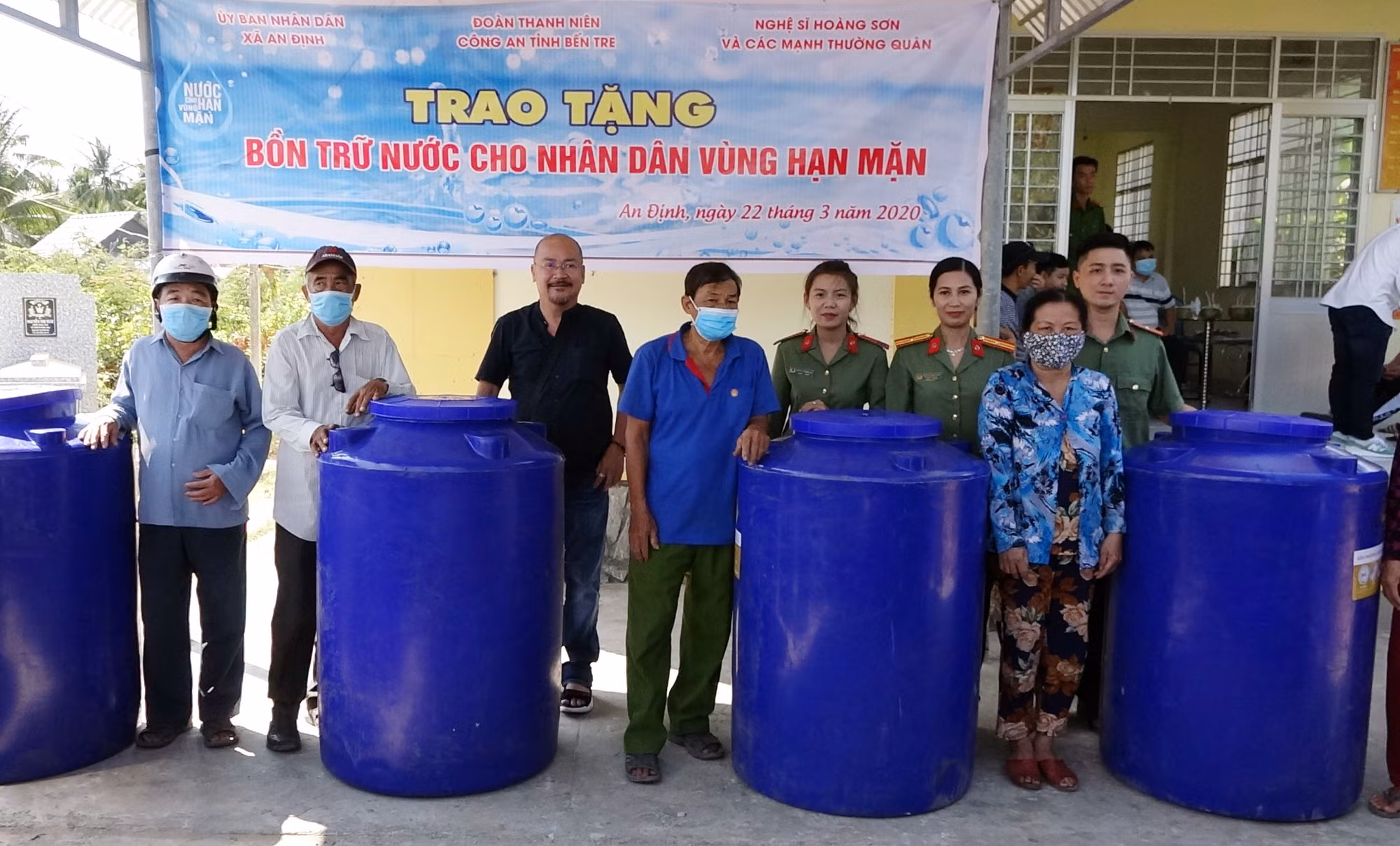 Công an Bến Tre tiếp tục hỗ trợ nước ngọt cho người dân