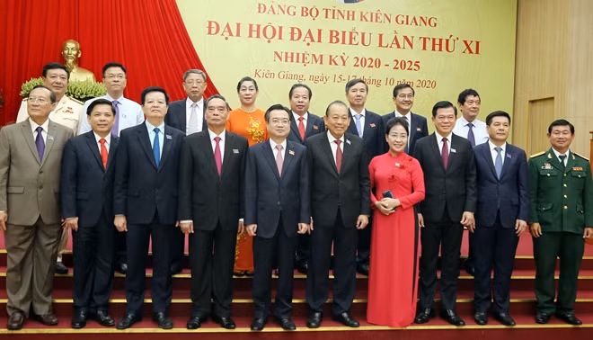 Phó Thủ tướng Thường trực Trương Hòa Bình cùng Đoàn chủ tịch và các đại biểu dự đại hội.