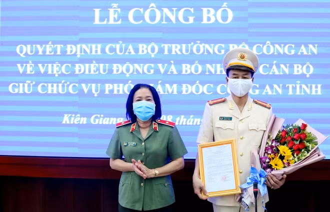 Thiếu tướng Bùi Tuyết Minh, Giám đốc Công an Kiên Giang trao quyết định điều động, bổ nhiệm của Bộ trưởng Bộ Công an cho Đại tá Đào Hải Đăng, Phó Giám đốc Công an tỉnh Kiên Giang.