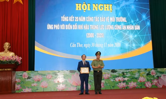 Thứ trưởng Lê Tấn Tới trao Kỷ niệm chương Bảo vệ ANTQ của Bộ Công an cho đồng chí Võ Tuấn Nhân, Thứ trưởng Bộ TN&MT.