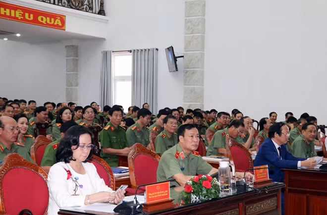 Thứ trưởng Lê Tấn Tới cùng các đại biểu dự hội nghị.