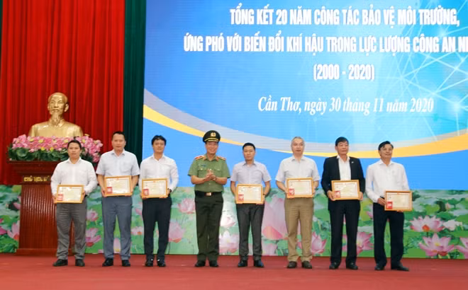 Thứ trưởng Lê Tấn Tới trao Kỷ niệm chương Bảo vệ ANTQ của Bộ Công an cho các cá nhân đã có nhiều đóng góp trong công tác BVMT và ứng phó BĐKH của lực lượng CAND.
