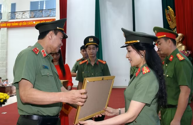 Thứ trưởng Lê Tấn Tới trao Bằng khen của Bộ trưởng Bộ Công an cho đại diện lãnh đạo Cục Truyền thông CAND vì đã có thành tích xuất sắc trong công tác BVMT, ứng phó BĐKH.