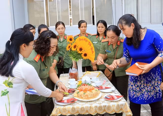 Các đội tham gia tranh tài cẩn thận, chăm chút cho sản phẩm của mình.