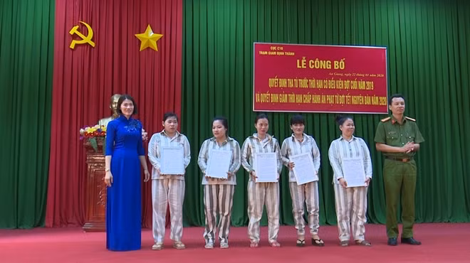 Lãnh đạo TAND tỉnh An Giang và Giám thị Trại giam Định Thành, trao quyết định tha thù trước thời hạn có điều kiện cho các phạm nhân.