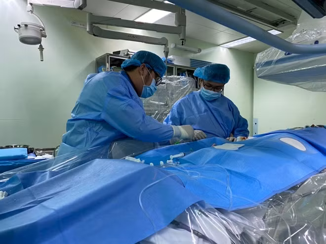 Bệnh nhân được các y, bác sĩ Bệnh viện Đa khoa Trung ương Cần Thơ cấp cứu kịp thời.