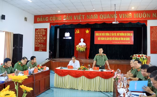 Thứ trưởng Lê Tấn Tới yêu cầu Công an tỉnh An Giang tiếp tục chú trọng nâng cao công tác hạ tầng viễn thông, cơ yếu, công nghệ thông tin, cảnh vệ và đối ngoại phục vụ hiệu quả nhiệm vụ chính trị.