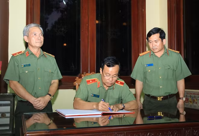 Thứ trưởng Lê Tấn Tới viết vào sổ lưu niệm tại Khu lưu niệm Chủ tịch Tôn Đức Thắng.