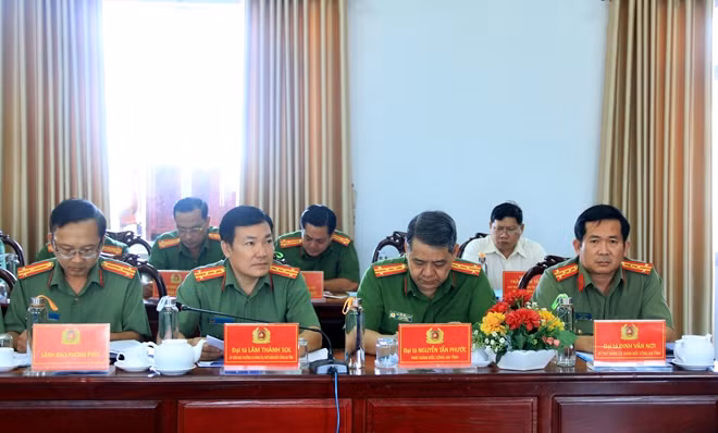 Các đại biểu tham dự buổi làm việc.