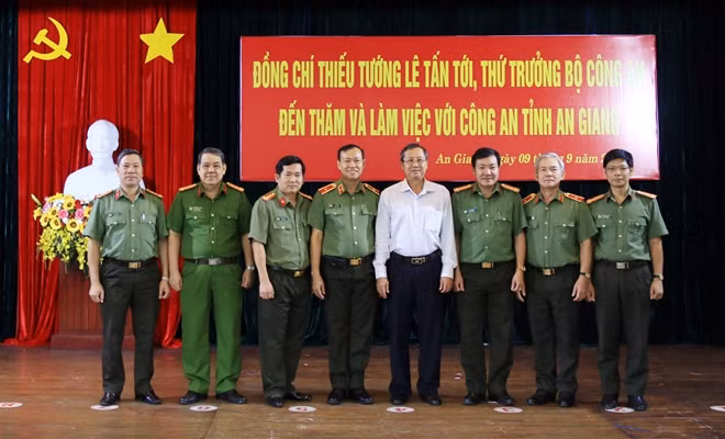 Thứ trưởng Lê Tấn Tới, đồng chí Lê Văn Nưng cùng Ban Giám đốc Công an tỉnh An Giang.