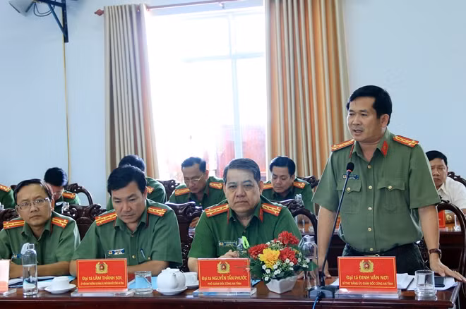 Đại tá Đinh Văn Nơi, Giám đốc Công an tỉnh An Giang phát biểu tại buổi làm việc.