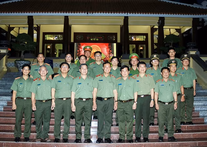 Thứ trưởng Lê Tấn Tới cùng Đoàn công tác, Ban Giám đốc Công an tỉnh An Giang tại Khu lưu niệm Chủ tịch Tôn Đức Thắng.