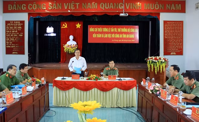 Phó Chủ tịch UBND tỉnh An Giang Lê Văn Nưng phát biểu tại buổi làm việc.