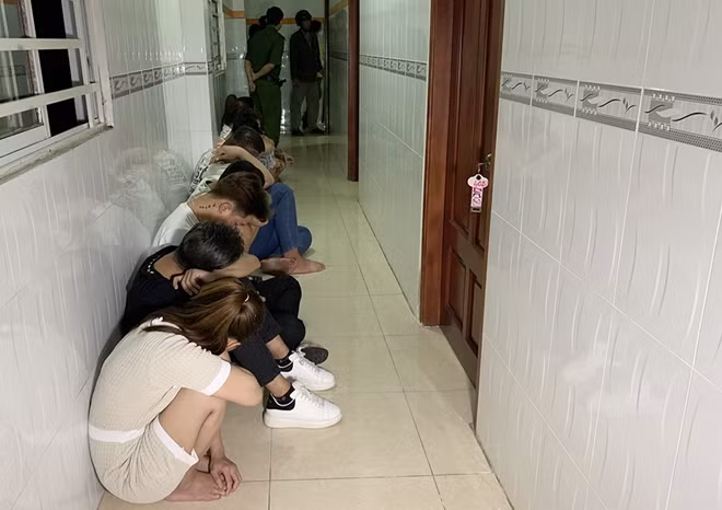 Tổ công tác kiểm tra tại nhà nghỉ P.Đ.