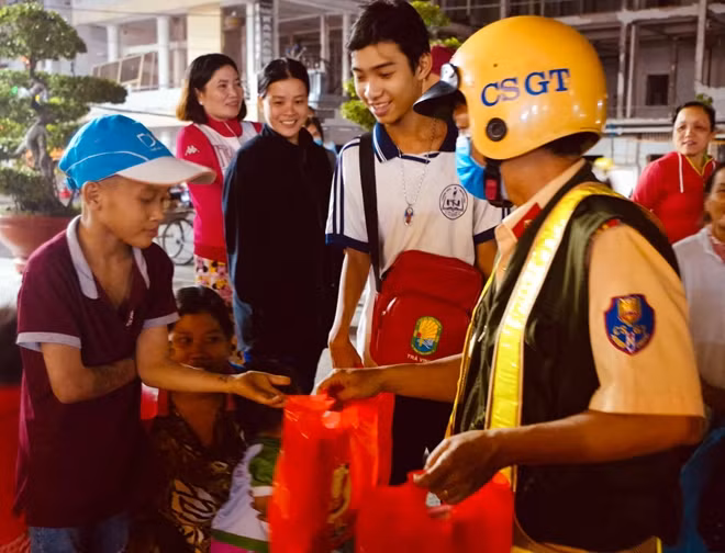 Những phần quà được CBCS Công an TP Long Xuyên trao đến tay những trẻ em cơ nhỡ, những hoàn cảnh khó khăn trong đêm Noel.